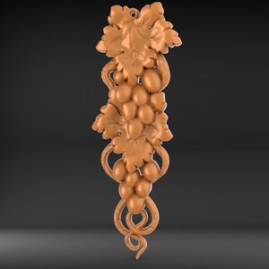 Pode incluir: Uma videira de madeira esculpida com detalhes intrincados, com folhas e uvas. A escultura &eacute; de cor castanho claro e tem um aspeto r&uacute;stico e antigo.