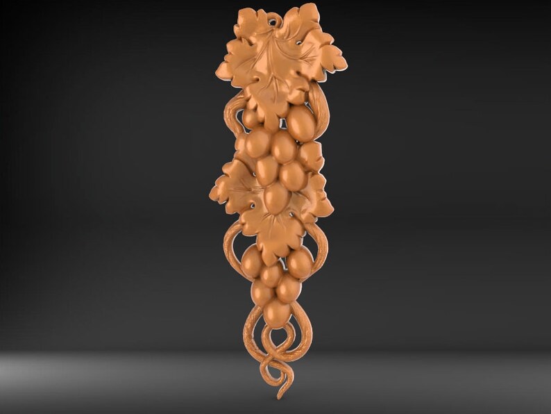 Pode incluir: Uma videira de madeira esculpida com detalhes intrincados, com folhas e uvas. A escultura &eacute; de cor castanho claro e tem um aspeto r&uacute;stico e antigo.