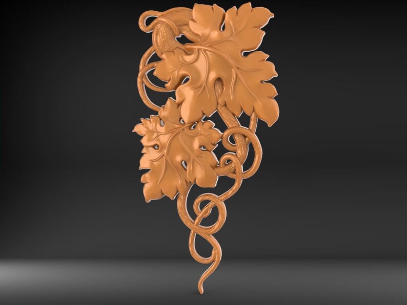 Pode incluir: Uma escultura de madeira decorativa de uma videira com folhas. A escultura &eacute; de cor castanho claro e tem um design detalhado.
