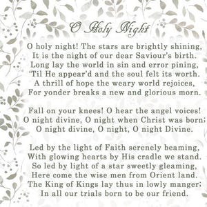 Puede incluir: Una impresión decorativa con la letra de "O Holy Night" en una elegante escritura. El texto está rodeado por un delicado borde floral en tonos grises y blancos, creando un diseño clásico y festivo.