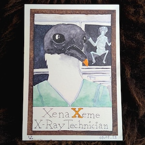 Könnte beinhalten: Aquarellillustration einer vogelartigen Figur in einer medizinischen Umgebung. Die Figur trägt einen grünen OP-Kittel und eine dunkle Kopfbedeckung mit einem orangefarbenen Schnabel. Das Bild enthält den Text "Xena Xeme X-Ray Technician."