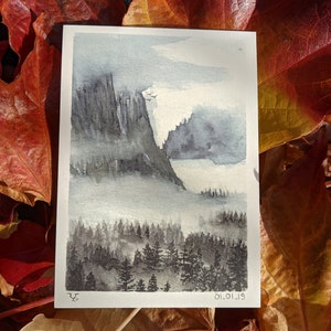Cartão postal com impressão artística: paisagem em azul - altas montanhas enevoadas