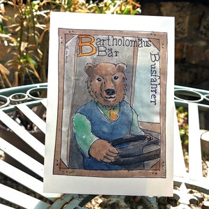 Può includere: Un'illustrazione ad acquerello di un orso bruno che indossa un maglione blu e una cravatta gialla. L'orso guida un autobus e il testo "Bartholomaüs Bär Busfahrer" è scritto sul lato dell'autobus.