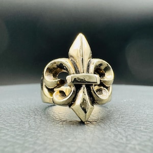 Anillo de latón Fleur De Lis anillo macizo, estilo oxidación vintage gótico, pulido de alta calidad.