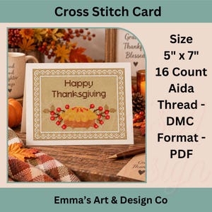 Può includere: Una cartolina a punto croce con il testo Happy Thanksgiving sopra un'illustrazione di una torta con bacche rosse, incorniciata da un bordo bianco su sfondo beige. La carta misura 12,7 cm per 17,8 cm, usa Aida 16 count, filo DMC ed è in formato PDF.
