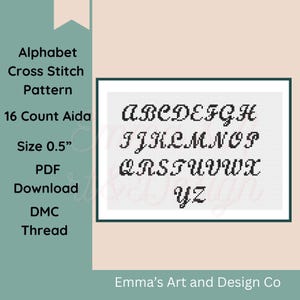 Op de afbeelding: Een kruissteek alfabetpatroon met de letters A t/m Z in zwarte letters. Het patroon staat op een witte achtergrond, met de tekst "Alphabet Cross Stitch Pattern" en "16 Count Aida". De grootte is 1,27 cm.