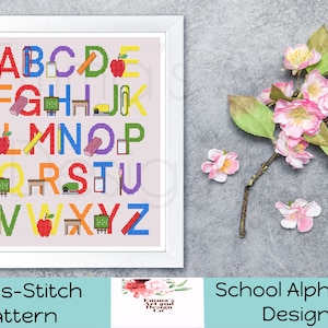 Op de afbeelding: Een kruissteekpatroon met het alfabet met schoolthema-pictogrammen. Elke letter heeft een andere kleur en is gekoppeld aan een pictogram zoals een appel, potlood of liniaal. Het patroon is ingelijst in een wit frame en de tekst "School Alphabet Design" staat onder het frame.