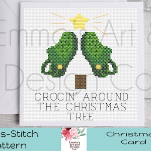 Puede incluir: Un patrón de punto de cruz para una tarjeta de Navidad con un árbol de Navidad verde hecho de dos zapatos verdes con una estrella amarilla en la parte superior. El texto "Crocin' Around The Christmas Tree" está debajo del árbol.