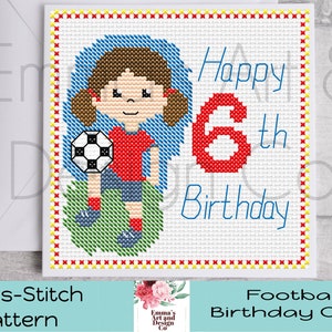 以下が含まれることがあります： サッカーボールを持った女の子が描かれたクロスステッチの誕生日カード。「Happy 6th Birthday」の文字と「Cross-Stitch Pattern」と「Football Birthday Card」の文字。赤、青、緑、黄色の糸を使用しています。