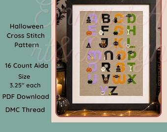 Puede incluir: Un patrón de punto de cruz de Halloween enmarcado que presenta el alfabeto de la A a la Z. Cada letra está decorada con iconos estacionales como calabazas, fantasmas, murciélagos, arañas y calderos en morado, negro, naranja y verde.