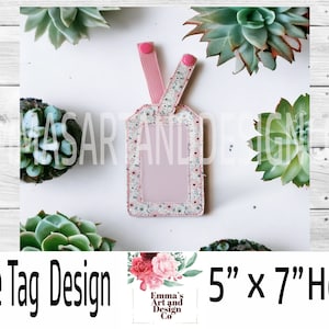 Peut inclure: Un design de porte-étiquette de bagage floral avec une sangle et des accents roses. L'étiquette a une fenêtre transparente pour une pièce d'identité et est entourée d'un motif floral. Le texte "Luggage Tag Design" et "5" x 7" Hoop" sont visibles. Des succulentes sont disposées autour de l'étiquette.