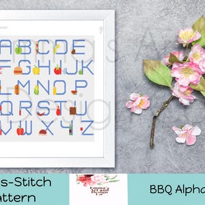 Könnte beinhalten: Ein gerahmtes Kreuzstichmuster mit einem blauen Alphabet und BBQ-Illustrationen. Die Buchstaben sind blau umrandet, wobei jeder Buchstabe eine andere BBQ-bezogene Abbildung zeigt. Die Wörter "Cross-Stitch Pattern" und "BBQ Alphabet" sind ebenfalls sichtbar.