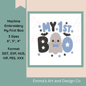 Peut inclure: Un motif de broderie machine avec le texte MY 1ST BOO en noir et bleu, accompagné d'un fantôme gris clair portant un nœud papillon bleu. Le design inclut des chauves-souris noires et des petites étoiles bleues et noires, disponible en 15, 13 et 10 cm.