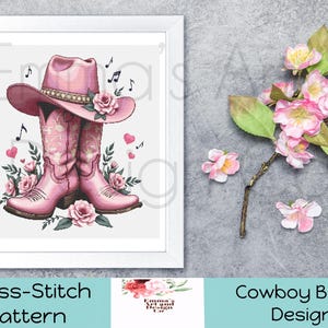 Puede incluir: Un patrón de punto de cruz enmarcado con botas de vaquero rosas y un sombrero a juego, adornado con detalles florales, notas musicales y corazones. El diseño se titula "Cowboy Boots Design".