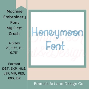 Puede incluir: Un diseño digital para bordado a máquina con las palabras "Honeymoon Font" en azul claro y fuente redondeada. Disponible en cuatro tamaños: 5,08 cm, 3,81 cm, 2,54 cm y 1,91 cm. Formatos: DST, EXP, HUS, JEP, VIP, PES, XXX, BX.