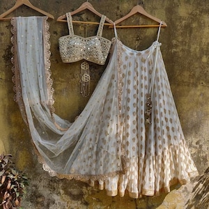 Złota folia Banarasi Lehenga Choli: indyjski strój weselny
