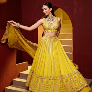 Lehenga Choli Amarilla: Ropa de Boda India, Trajes Haldi con Bordado Zari