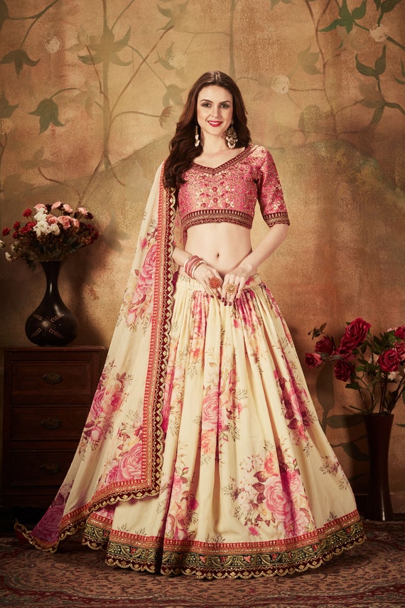 Navratri 2023: 7 Bollywood stars' glamorous lehenga choli designs you MUST  check out - Masala