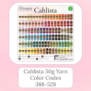 Peut inclure: Un nuancier pour le fil Scheepjes Cahlista 50g, présentant une large gamme de couleurs. Le nuancier comprend des codes couleurs de 388 à 528. L'image est placée sur un fond rose clair.