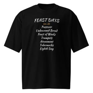 Może przedstawiać: Czarny T-shirt z białym tekstem, który brzmi "FEAST DAYS Lev. 23 Passover Unleavened Bread Feast of Weeks Trumpets Atonement Tabernacles Eighth Day"