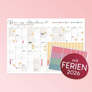 Könnte beinhalten: Ein großer weißer Wandkalender mit Rasterlayout, mit dem Text "Rein ins Abenteuer" und "zweitausendsechsundzwanzig". Enthält bunte Aufkleber und einen roten Kreis mit dem Text "mit FERIEN 2026". Der Kalender hat rosa und gelbe Akzente.