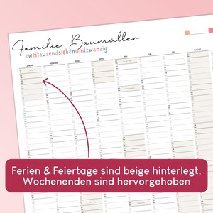 May include: A wall calendar titled Familie Baum&uuml;ller zweitausend siebenundzwanzig featuring a vertical grid layout for months from January to August. The design includes beige highlighted sections for holidays and weekends, with a dark red overlay box.