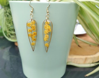 Boucles d'oreilles en acier inoxydable avec fleur de mimosa sous résine