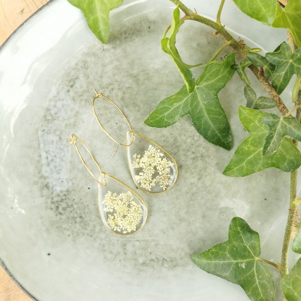 Boucles d'oreilles avec fleurs blanches de carotte sauvage / crochets en acier inoxydable brut ou doré à l'or fin