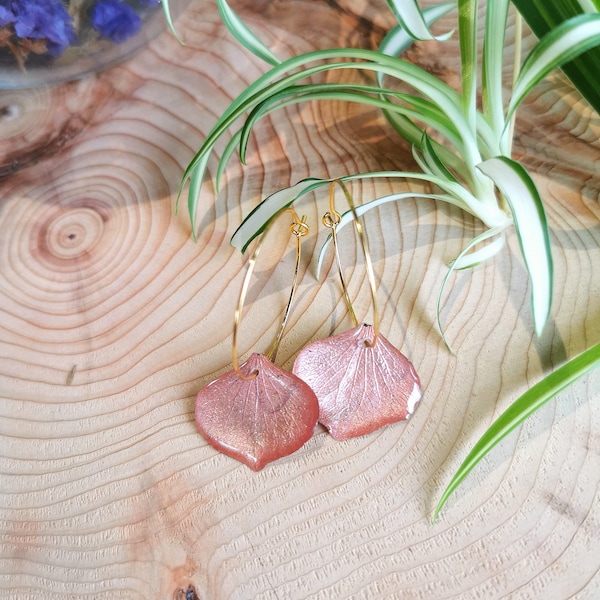 boucles d'oreilles / créoles / pétales de fleurs d'hortensia peintes avec résine