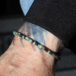 Afrikanischer Türkis Morse-Code Armband für Männer | Personalisierte geheime Nachricht, Naturstein Perlen Schmuck, individuelles minimalistisches Geschenk für ihn