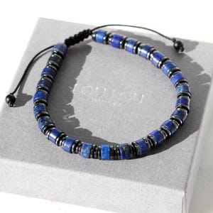 Può includere: Set di tre tazze in ceramica con finitura opaca e macchiettata. Le tazze sono nei toni del crema, grigio chiaro e grigio scuro. Ogni tazza ha un design semplice e minimalista.