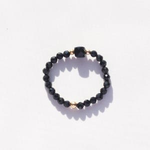 Anillo protector de turmalina negra: acabado en oro laminado o plata de ley / Joyería minimalista de cristal