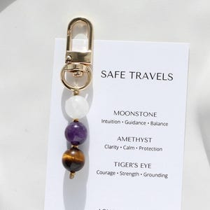 Reise-Schlüsselanhänger: Mondstein, Amethyst & Tigerauge Kristalle | Sicheres Reisen Geschenk | Schutz, Ruhe, Führung | Gold oder Silber