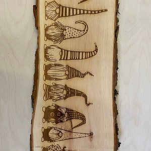 Zwerge auf einer Holzbohle Deko Garten Zwergenfamilie