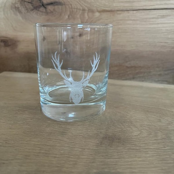 Trinkglas / Whiskeyglas mit Hirschkopf Gravur