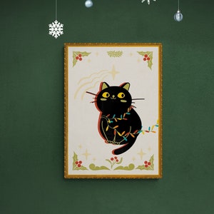 Schattige zwarte kat verstrikt in kerstverlichting digitale download kunstprint | Schattige zwarte kat kerstcadeau printbaar, kerstprints