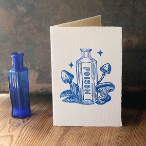 Carte de voeux victorienne avec bouteille de poison, impression lino faite main, champignons imprimés à la main, slalomes, illustration vintage anti-valentine