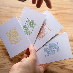 Quatre saisons, lot de 4 mini cartes de voeux à imprimé lino, art floral imprimé à la main, hiver printemps été automne, pomme de pin jonquille marguerite gland