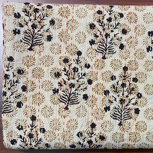 Ręcznie robiona, indyjska narzuta Kantha z czarno-złotym nadrukiem kwiatowym – bawełniana pościel, narzuta w kwiaty w stylu boho, indyjski narzuta na łóżko king-size