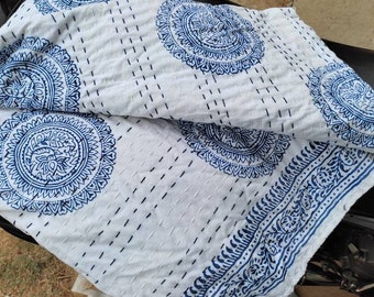 Édredon bleu et blanc antique à imprimé floral Couvre-lit kantha en pur coton bleu Couette kantha jetée kantha Couvre-lit kantha bleu
