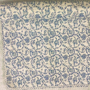 Pode incluir: Uma colcha kantha de algod&atilde;o branco com um padr&atilde;o floral azul. A colcha &eacute; costurada &agrave; m&atilde;o e tem um design tradicional indiano.