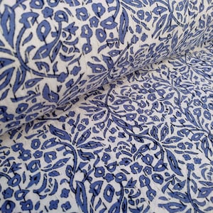Courtepointe kantha à fleurs bleues : jeté en coton à imprimé bloc, literie bohème