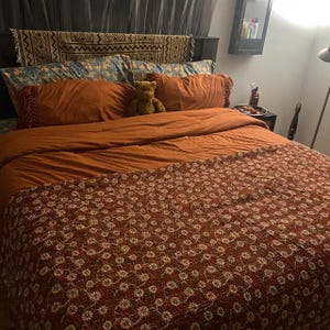 Rost Rot Floral Kantha Quilt Wende-Baumwolle Tagesdecke | Orange Block Print Handgemachte Decke | Boho rustikale Bettwäsche werfen | Königin König Größe