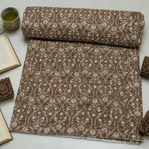 Brunt blommigt Kantha-täcke, handgjort bomullsöverkast med blockmönster, neutralt boho-sängkläder, lätt indiskt täcke
