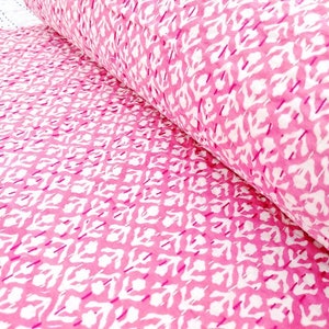 Kantha-quilt met roze witte print | Handgemaakte katoenen sprei | Deken met geometrische bloemen blokprint | Omkeerbaar boho-deken Cottagecore-beddengoed
