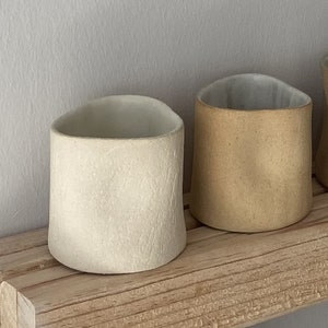 Tazas de cerámica minimalistas hechas a mano.
