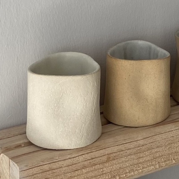 Tazas de cerámica minimalistas hechas a mano.