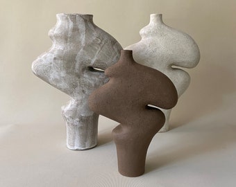 M33 Vessel, Vase sculptural en céramique marron