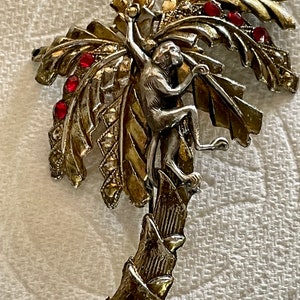 VINTAGE 1940s MONKEY in COCONUT Tree, Brooch/Pendant