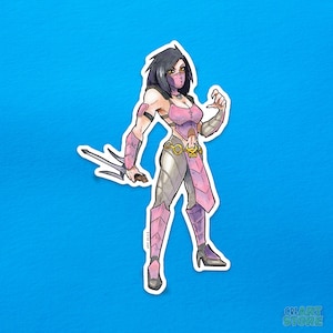 Peut inclure: Un personnage féminin rose et violet avec un masque noir et une paire de poignards argentés. Elle porte une tenue rose et violette avec une ceinture dorée et un masque noir. Le personnage est dessiné dans un style cartoon.